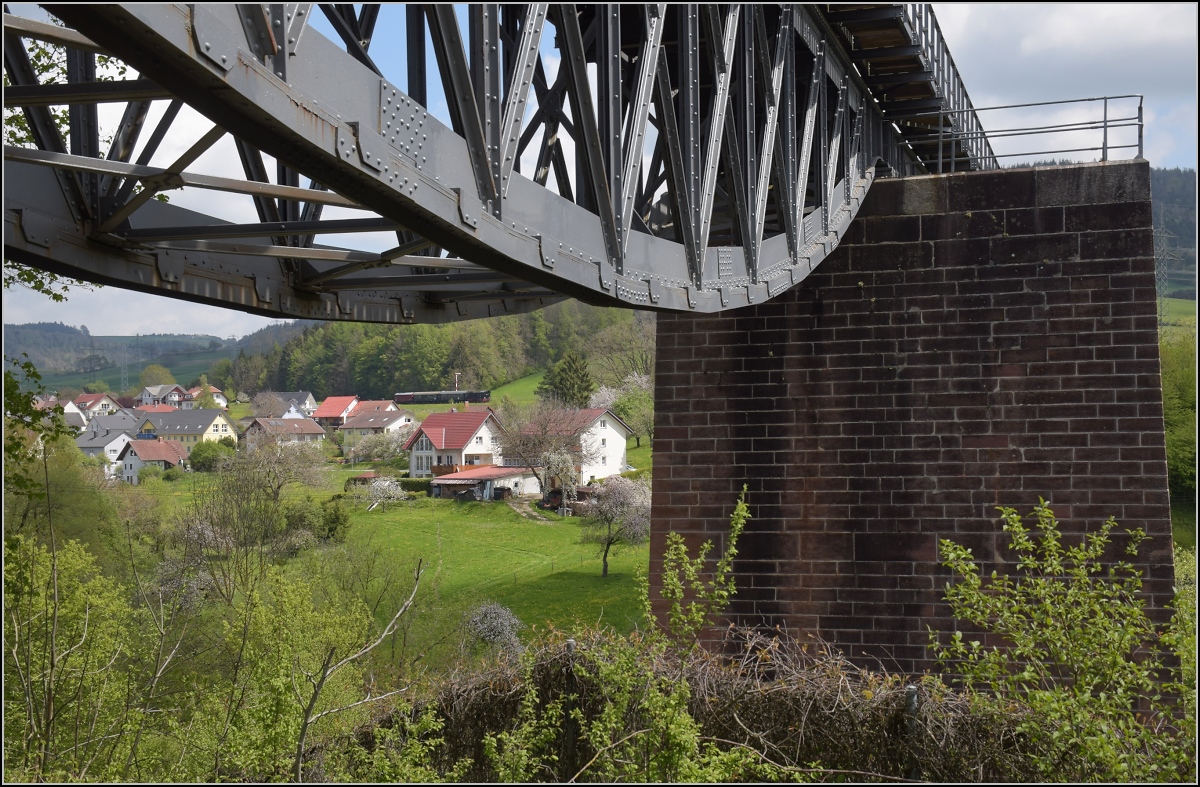 Sauschwänzlebahn. 

Der Fischbauchviadukt bei Fützen. Im Hintergrund ist V36 204 mit ihrem Zug in Fützen zu erkennen. Mai 2022.