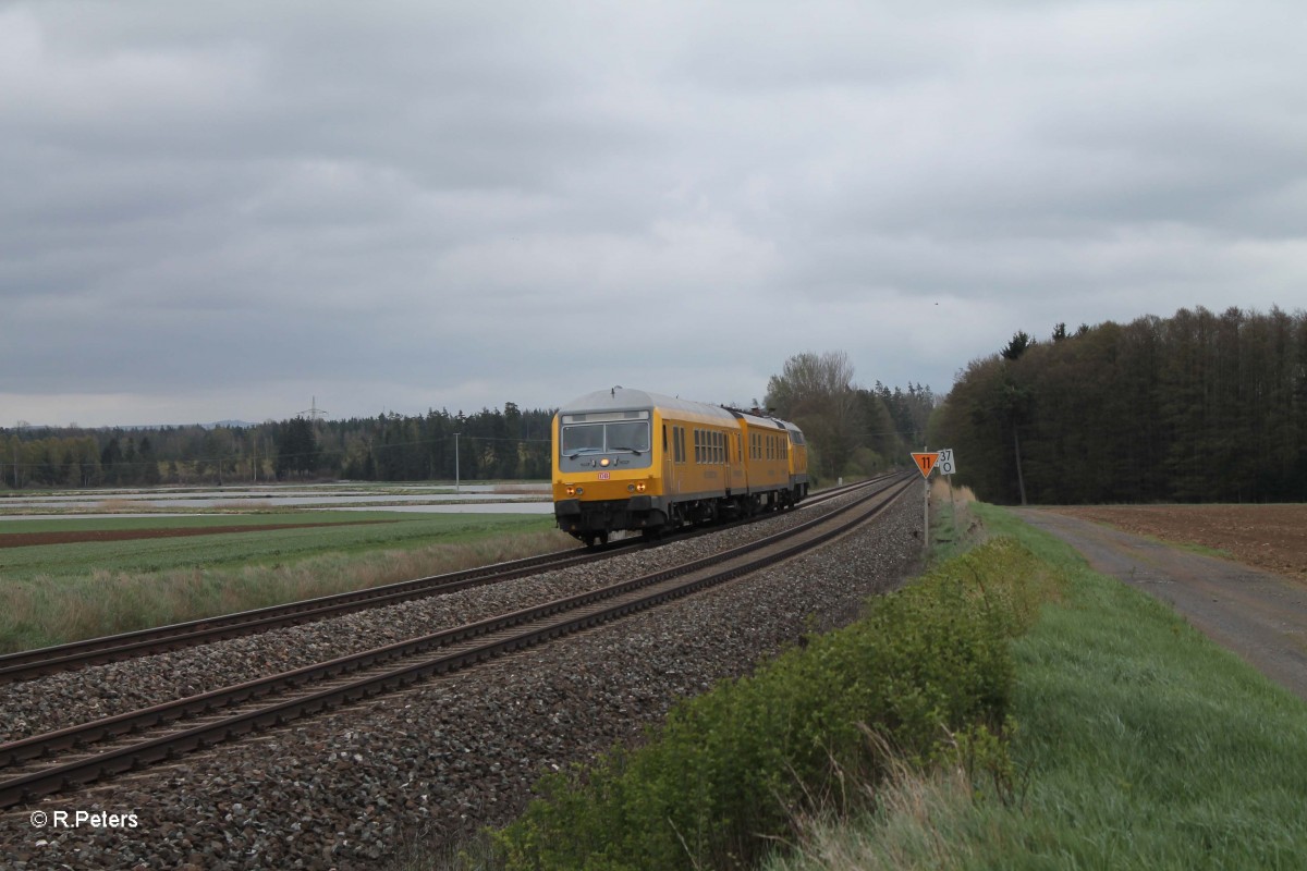 Schienenprüfzug 1  Fahrwegmesszug der DB Systemtechnik geschoben von der 218 392-9 bei Oberteich. 15.04.14