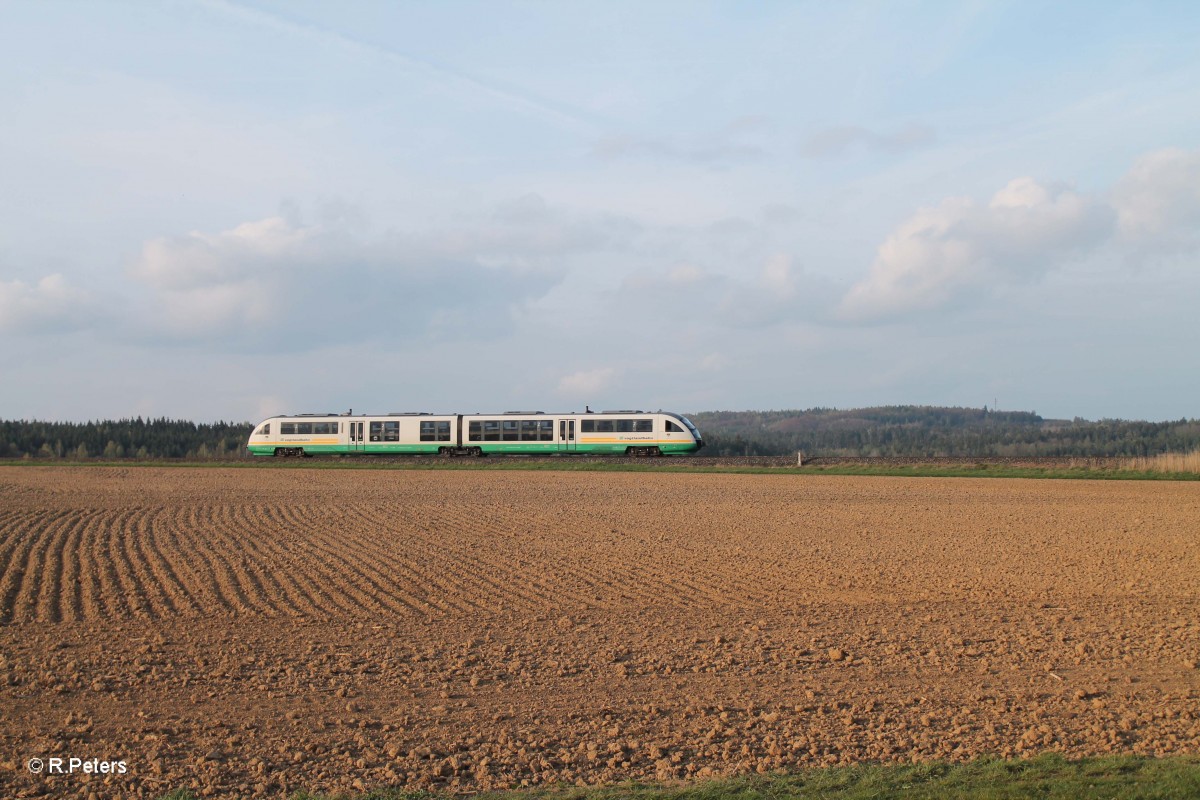 Seitenbild von VT17  Stadt Schwandorf  bei Oberteich als VBG74271 Marktredwitz - Regensburg. 11.04.14