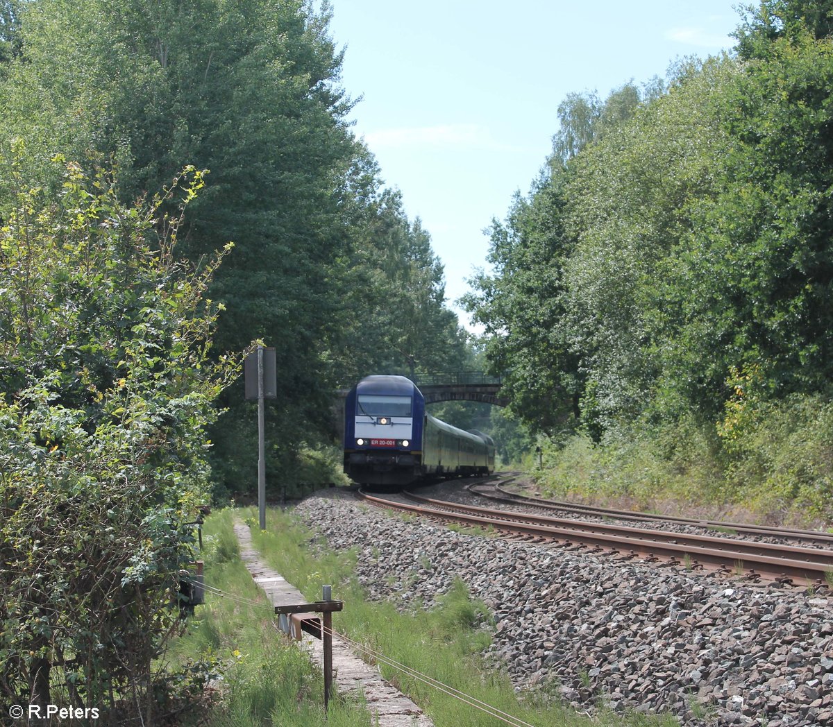 So lange sie noch Stehen sollte man die schnen Natursteinbogenbrcken mit nehmen :P ER20 001 mit dem ALEX nach Hof bei der Einfahrt in Reuth bei Erbendorf. 12.08.18