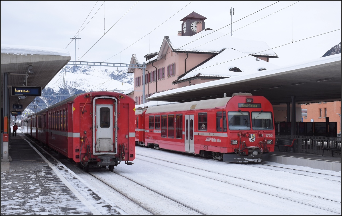 Steuerwagen der Engadinerlinie in Pontresina und daneben ein echter Zugschluss der Berninabahn. Januar 2022.