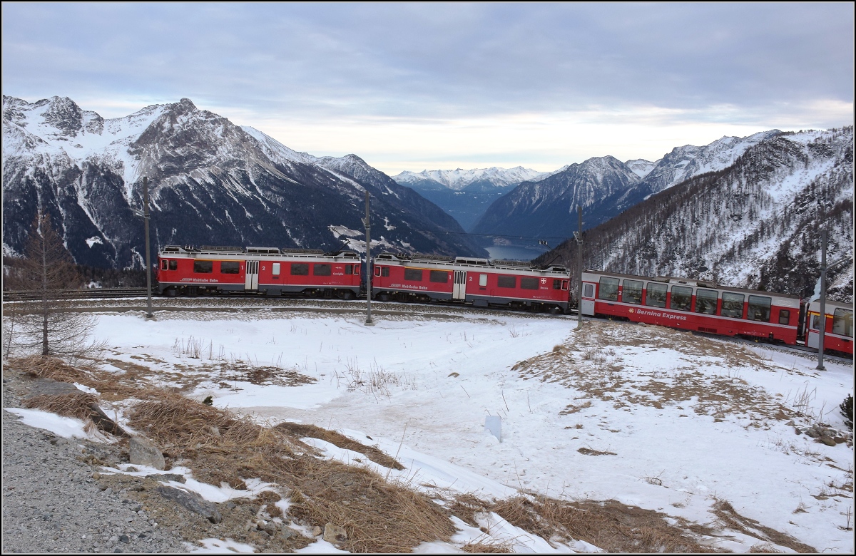 Triebwagen ABe 4/4 56  Corviglia  und Triebwagen ABe 4/4 52  Brusio  treffen auf der Alp Grüm ein. Januar 2022.