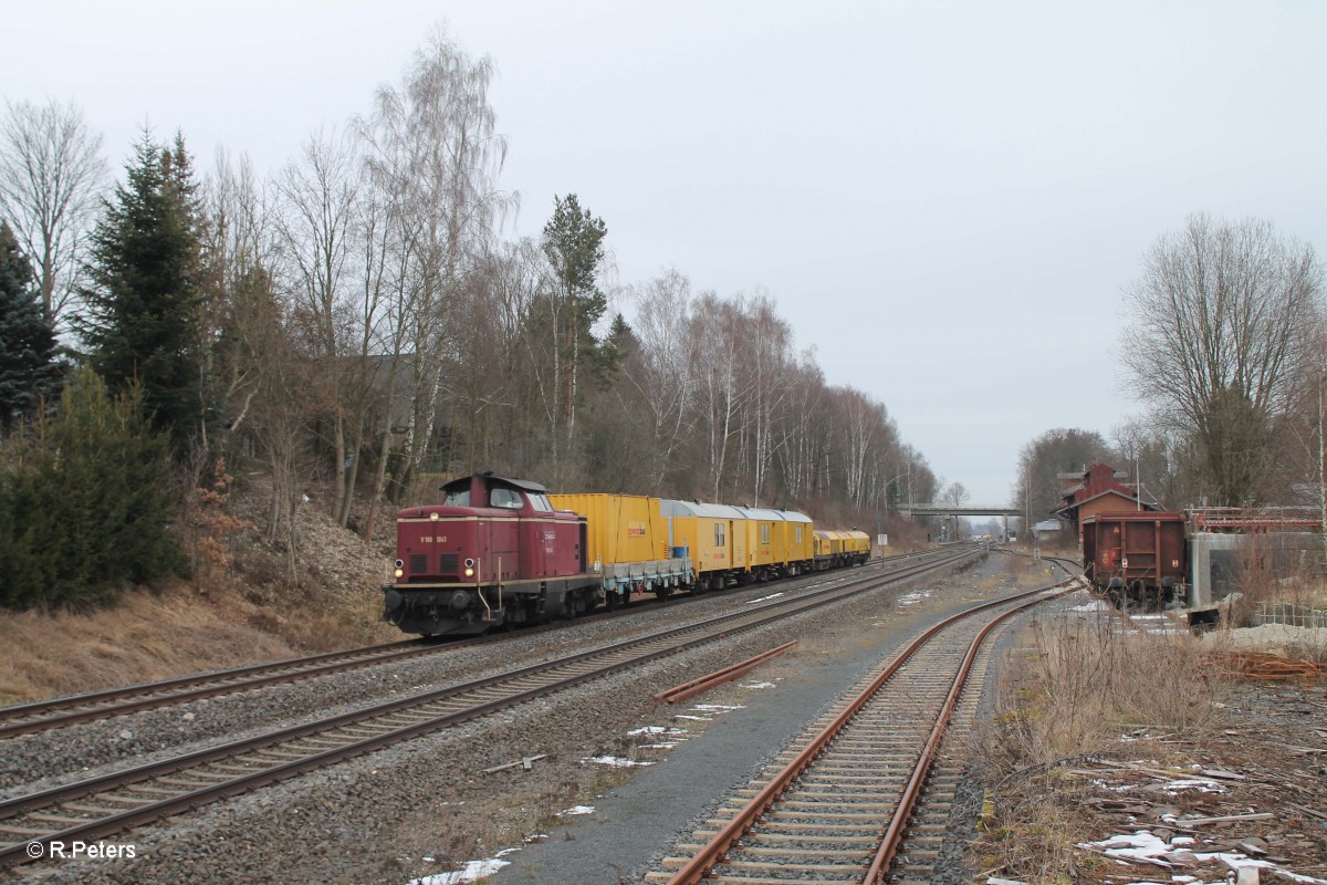 V100 1041 mit DGV92697 Senftenberg - Ansbach bei der durchfahrt von Waltershof. 05.03.16