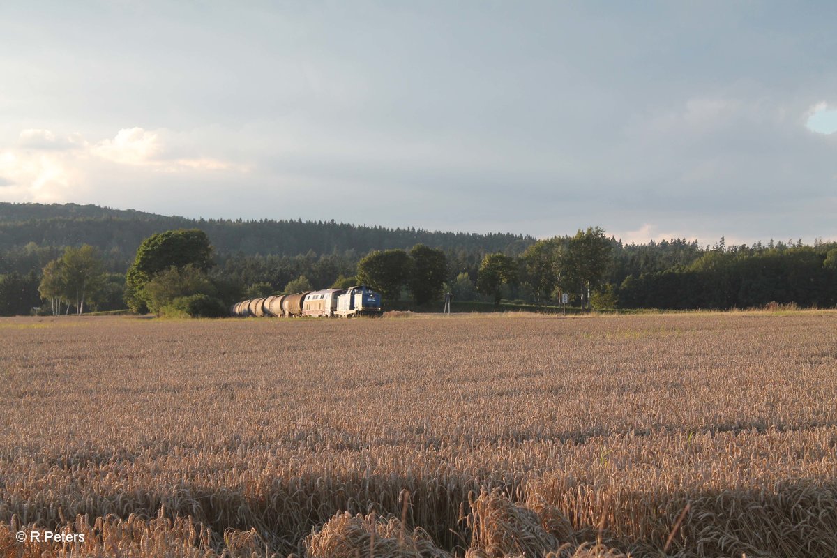 V1253 + 217 002-5 mit einem Kesselzug aus Cheb nach Ingolstadt bei Oberteich. 06.08.16