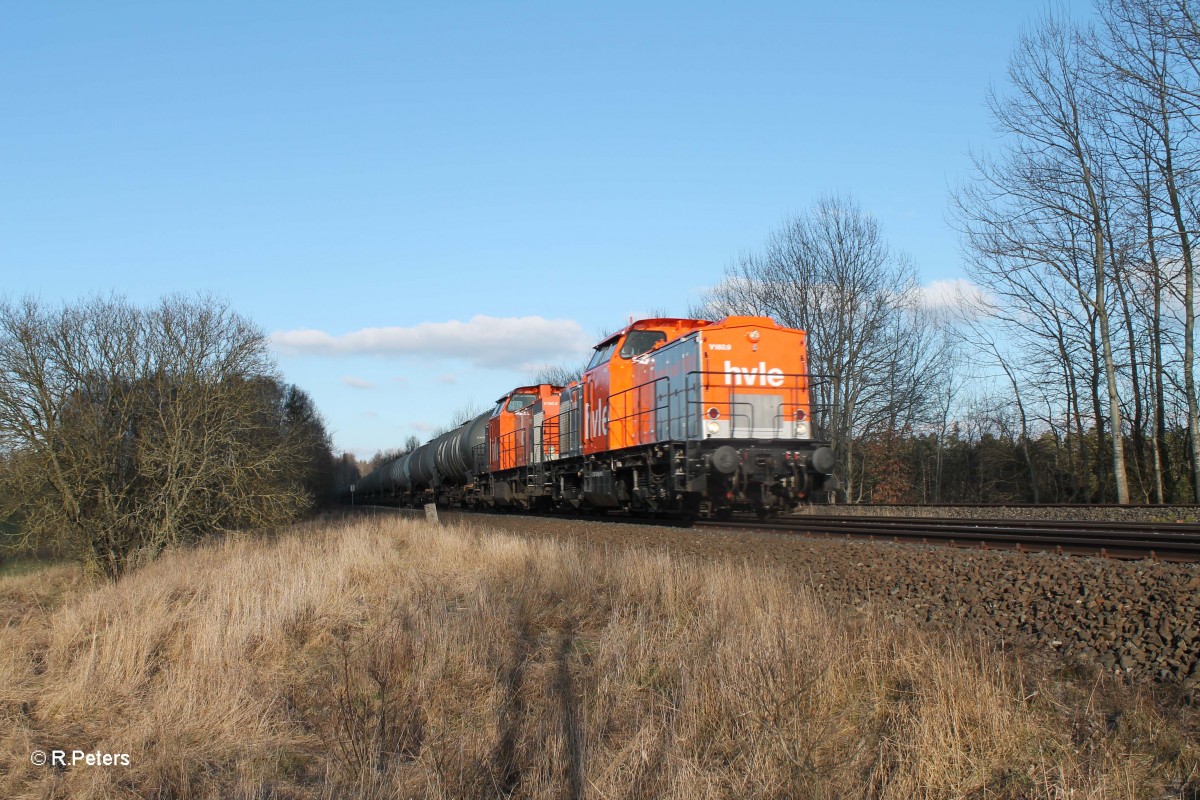 V160.9 und V160.8 mit einem Kesselzug nach Ingolstadt bei Schönfeld bei Wiesau/Oberpfalz. 23.02.14