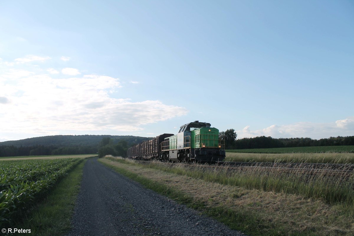 V1700.02 zieht ein Holzzug aus Cheb nach Wiesau bei Oberteich. 18.06.18