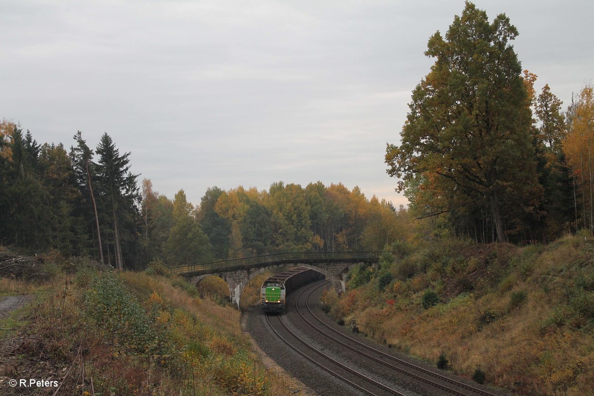 V1700.03 alias 277 004 zieht bei Wiesau den leeren Holzzug nach Cheb. 24.10.16