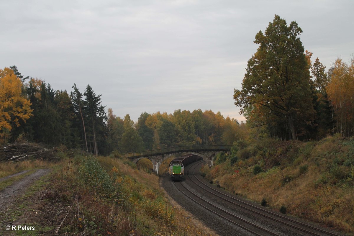 V1700.03 alias 277 004 zieht bei Wiesau den leeren Holzzug nach Cheb. 24.10.16