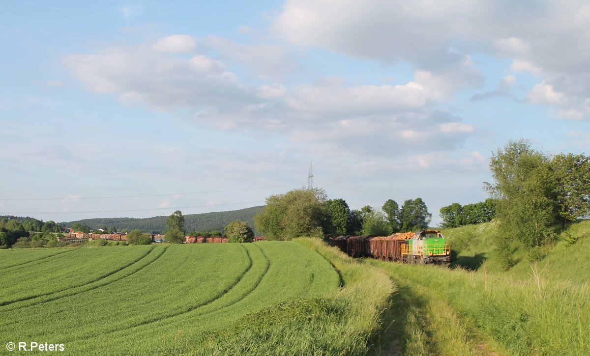 V1700.03 alias 277 004 zieht bei Brand bei Marktredwitz ein Holzzug aus Cheb nach Wiesau. 31.05.17