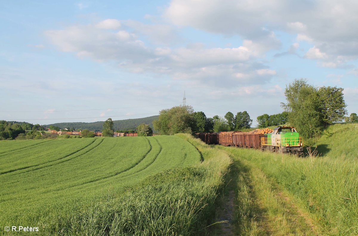 V1700.03 alias 277 004 zieht bei Brand bei Marktredwitz ein Holzzug aus Cheb nach Wiesau. 31.05.17