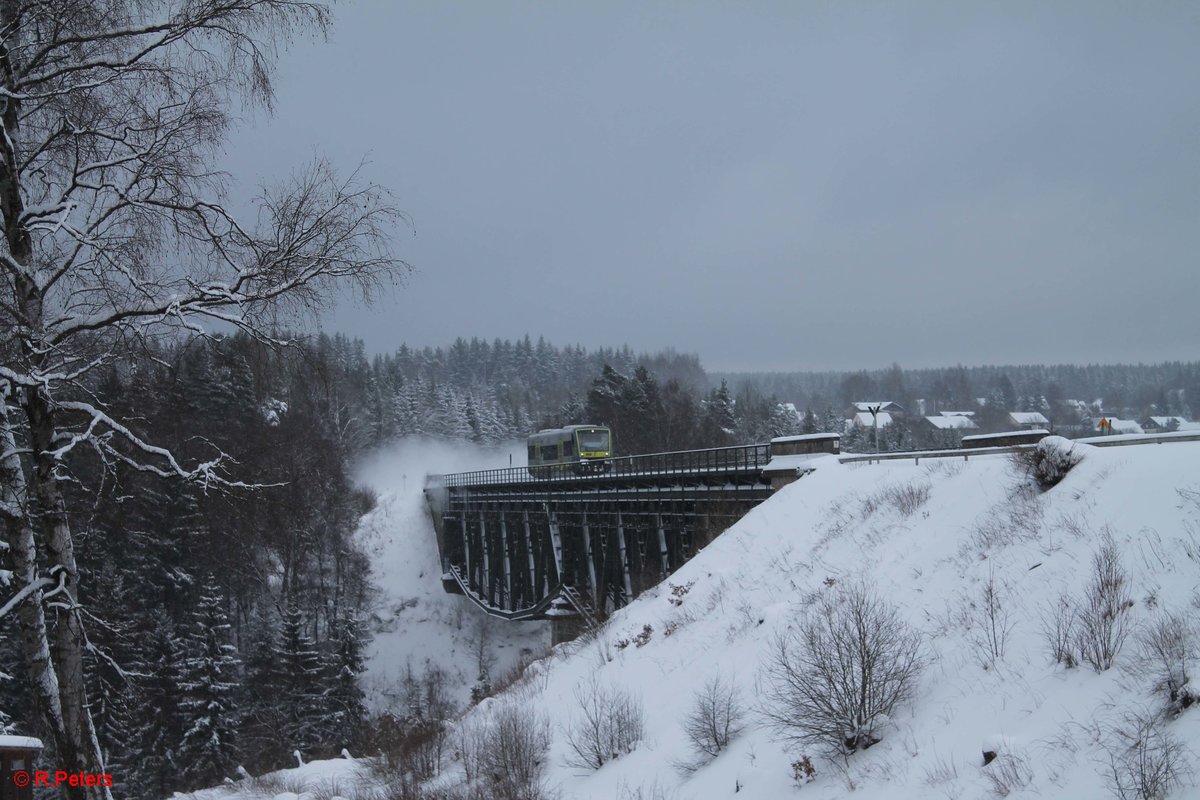 VT 650 737 als ag84552 Marktredwitz - Bad Rodach überquert das Viadukt über die Fichtelnaab bei Neusorg. 15.01.16