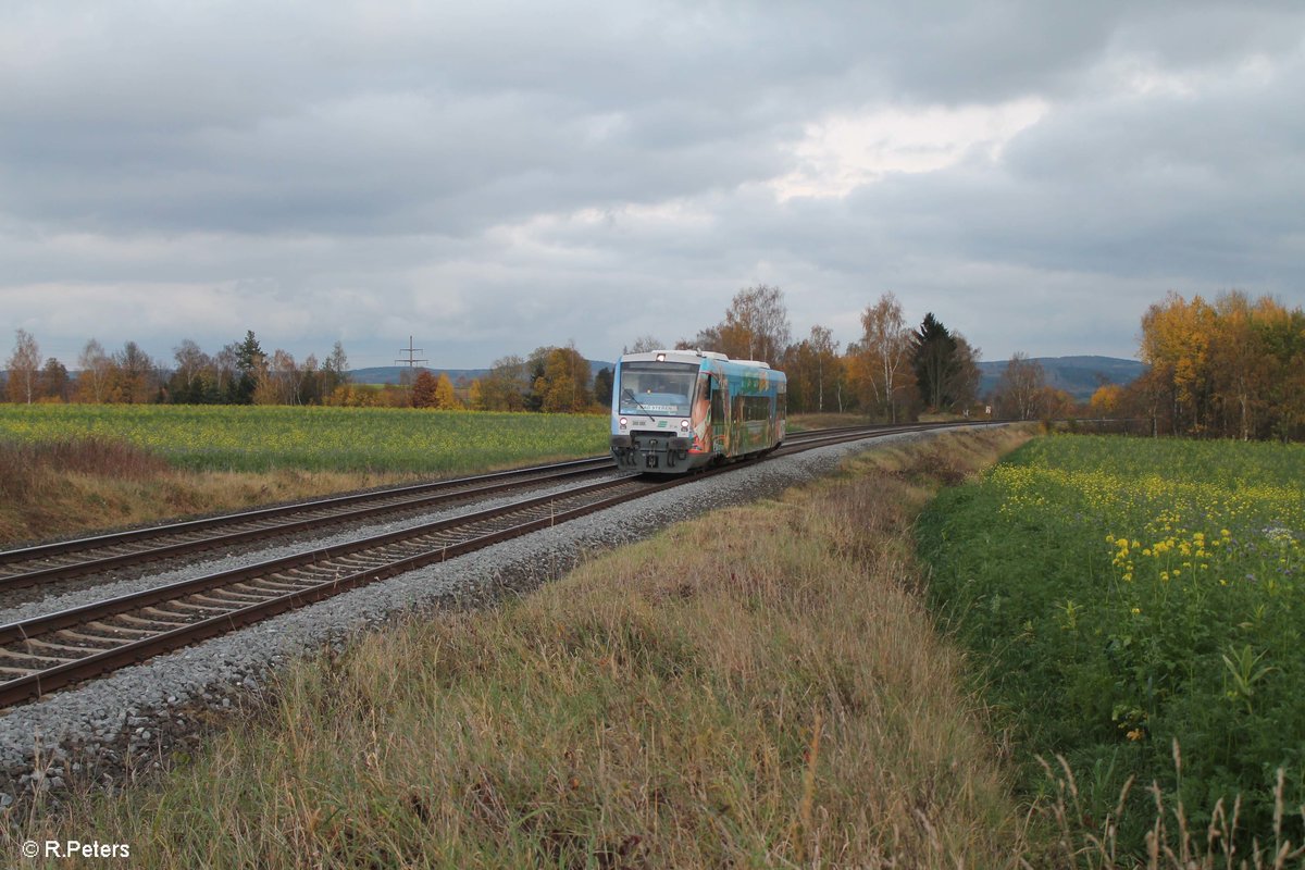 VT44 der Vogtlandbahn als Agilis Ersatz bei Unterthölau. 26.10.17