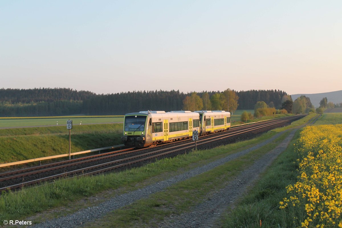 VT650 707 und VT650 734  Forchheim  als ag84688 Hof - Weidenberg bei Neudes. 05.05.18