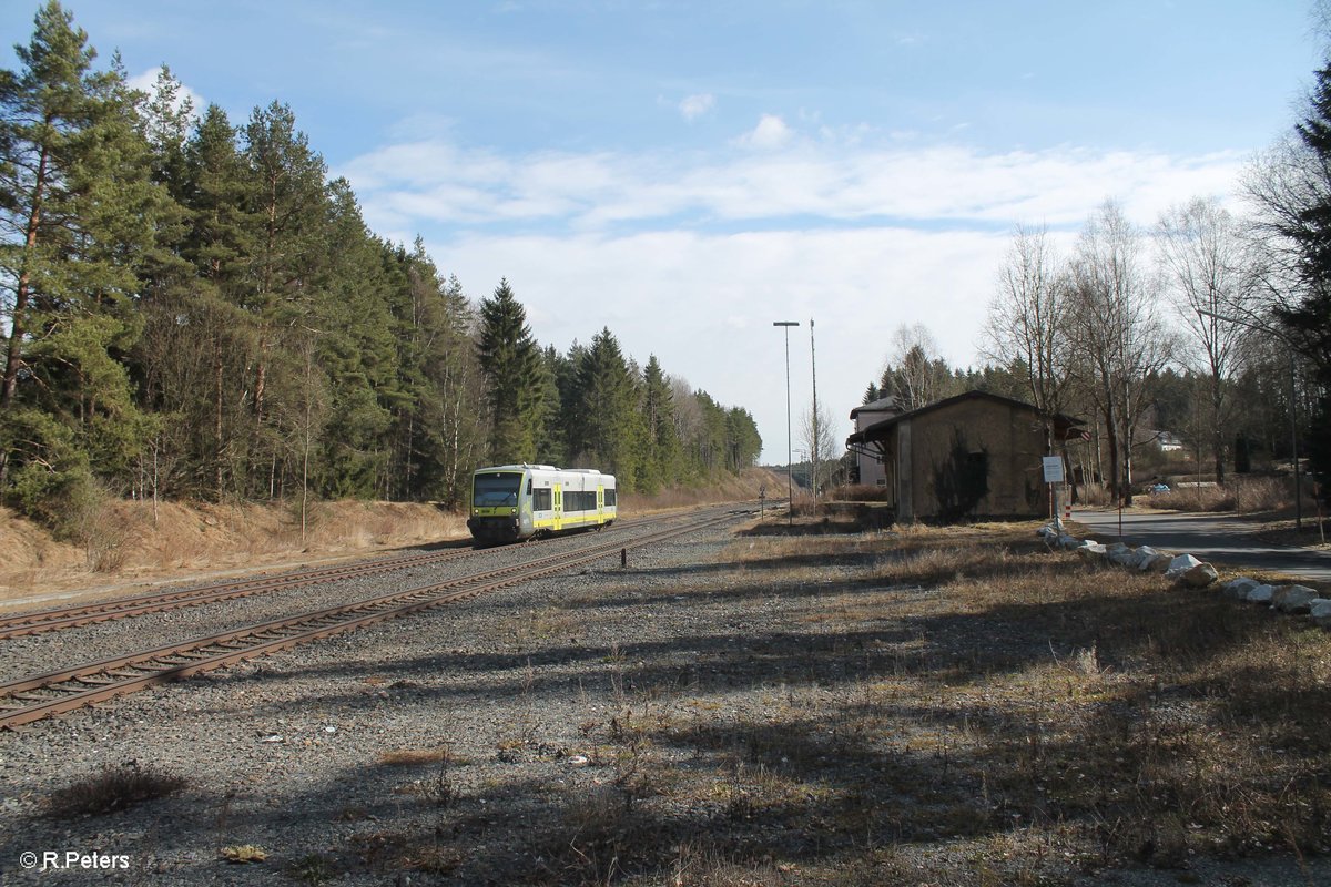 VT650.729 als ag84657 Marktredwitz - Bad Steben kurz vorm Halt in Roslau. 11.03.17