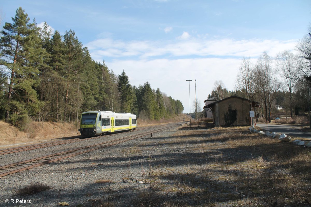 VT650.729 als ag84657 Marktredwitz - Bad Steben kurz vorm Halt in Roslau. 11.03.17