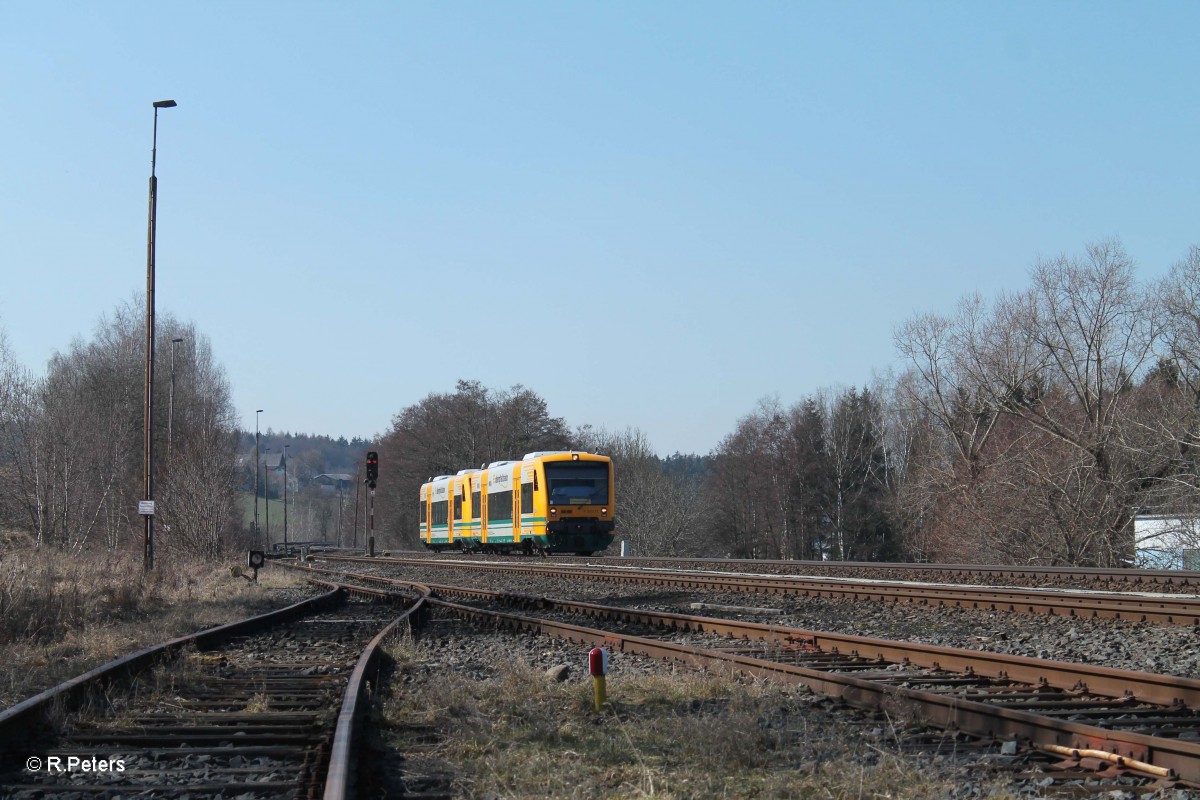 VT650.77 und VT650.76 erreichen Pechbrunn als OPB79729 Marktredwitz - Regensburg. 17.03.16