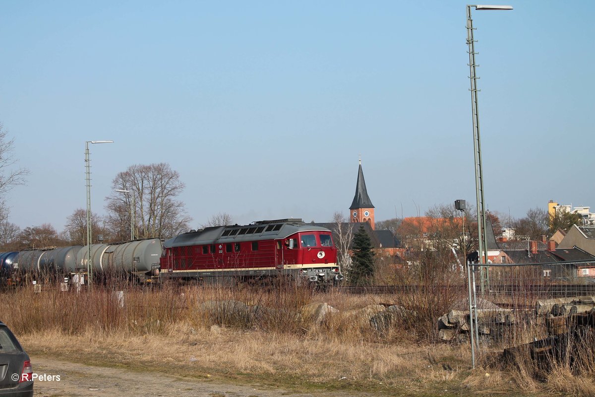 Weichen wurden umgestellt und 132 158 drckt den Kesselzug ins Gtergleis, danach umfahren und es geht Richtung Hof. 18.03.16