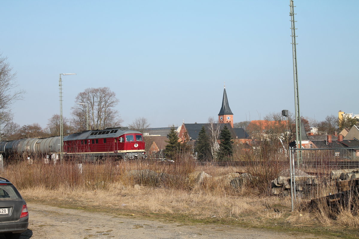 Weichen wurden umgestellt und 132 158 drckt den Kesselzug ins Gtergleis, danach umfahren und es geht Richtung Hof. 18.03.16