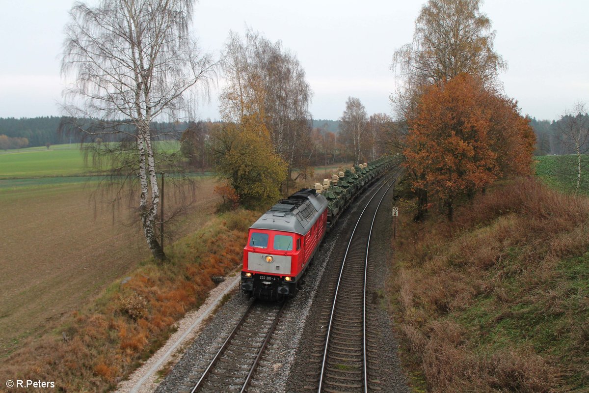 Wie es halt immer ist..... die interessantesten Züge rollen immer bei beschissenen Wetter :( 232 201 Hollandlätzchen beförderte einen Militärzug nach Weiden( Grafenwöhr/Vilseck) bei Reuth bei Erbendorf der nur aus reinen Panzer bestand ohne Begleitwagen. 08.11.17
