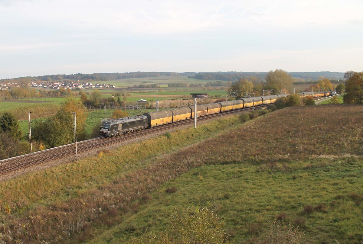 X41 858 zieht bei Fahlenbach ein ARS Altmann Autozug aus München nach Norden. 21.10.17
