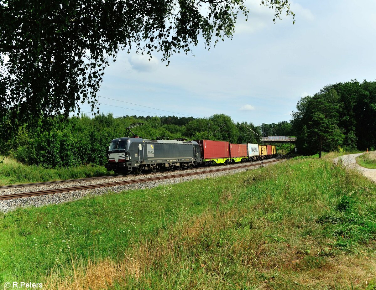 X4E 602 mit einem Containerzug aus Regensburg Ost bei Sinsgrün gen Norden. 21.08.21