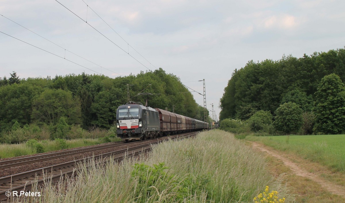 X4E 862 zieht den Kohlezug für die NIAG bei der Stromkreistrennstelle Bischofsheim. 22.05.15