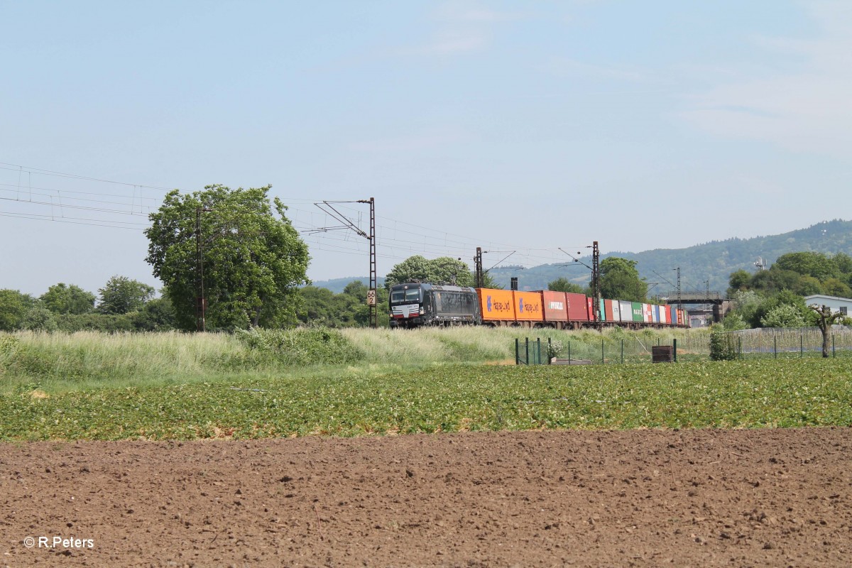 X4E 870 verlässt Weinheim( Bergstrasse) mit einem Containerzug in Richtung Mannheim. 28.05.15