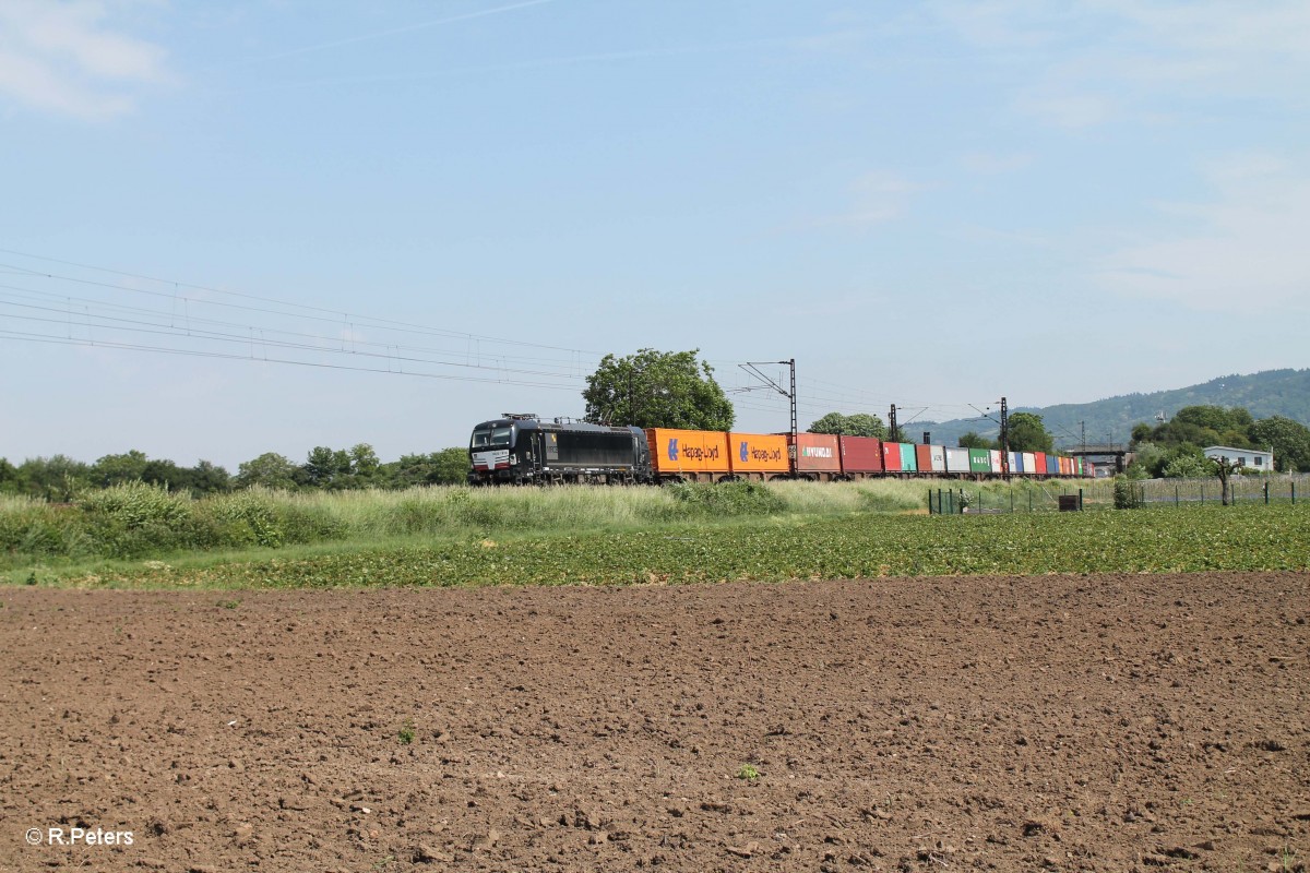 X4E 870 verlässt Weinheim( Bergstrasse) mit einem Containerzug in Richtung Mannheim. 28.05.15