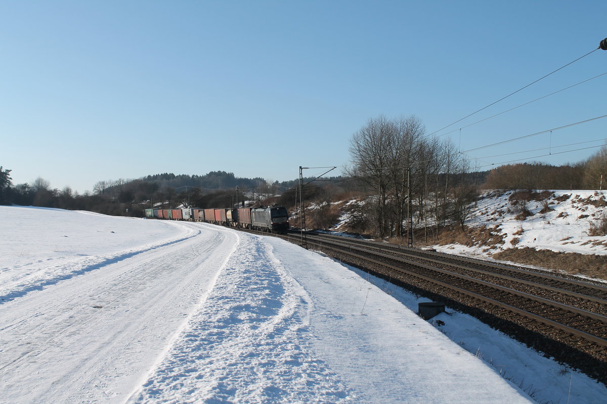 X4E 870 zieht bei Pölling ein Containerzug. 26.01.17