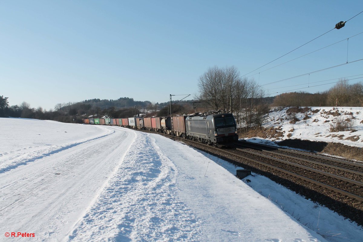 X4E 870 zieht bei Pölling ein Containerzug. 26.01.17