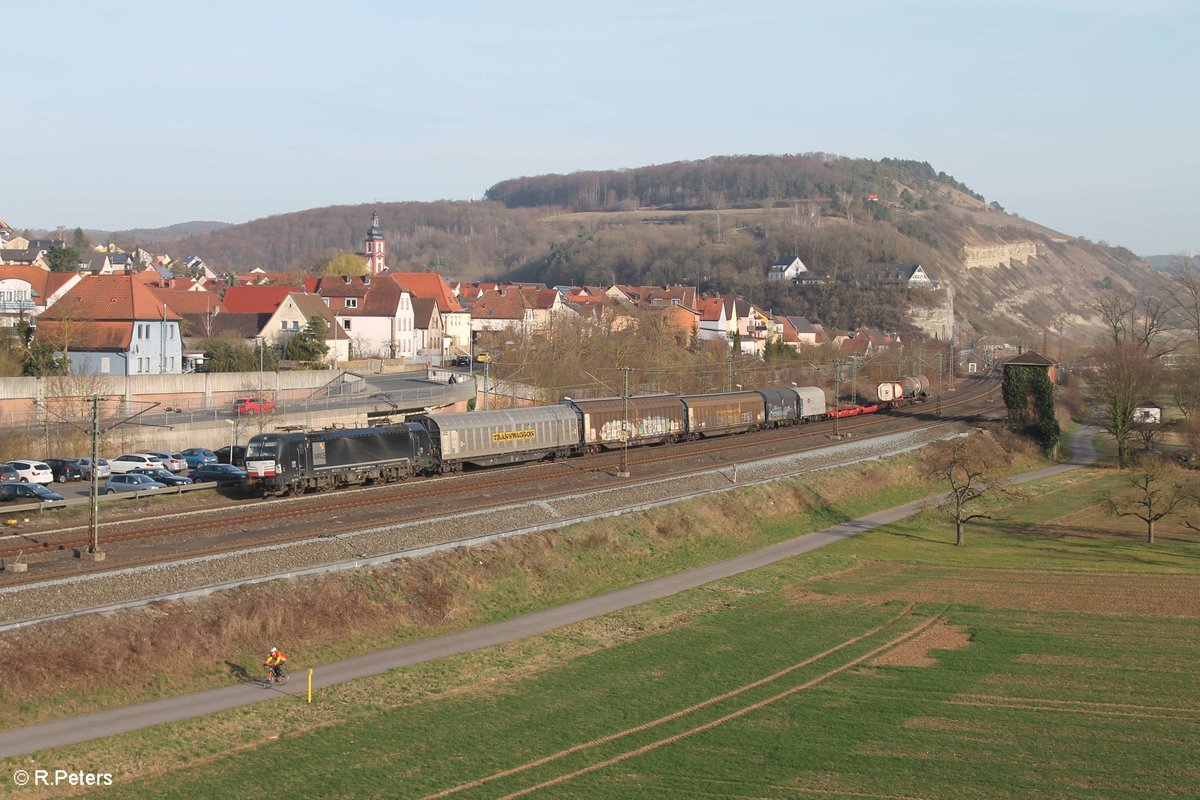 X4E alias 193 613-4 zieht ein Gemischten Güterzug im Diensten der Deutsche Bahn durch Retzbach-Zellingen. 16.03.17