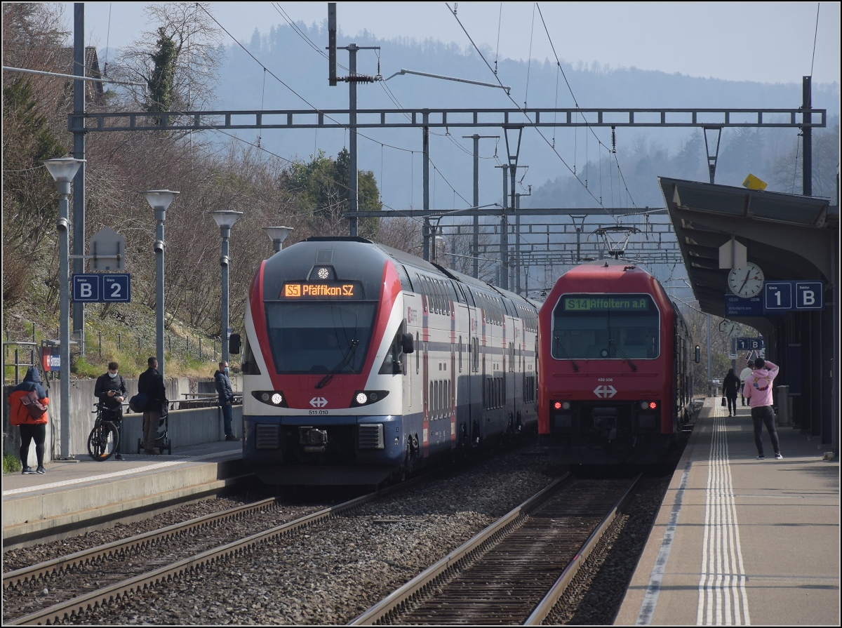 Zugkreuzung von RABe 511 010 mit DPZ mit Lok Re 450 056 in Birmensdorf. März 2022.