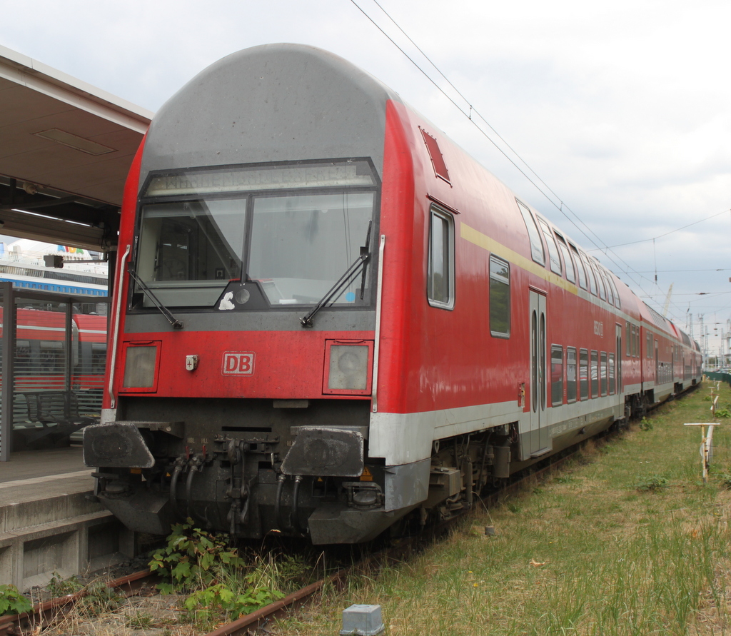 Zur Freude des Fotografen stand am Mittag D-DB 50 80 36-33 052-2 DABbuzfa 760 in Warnemünde.25.08.2018