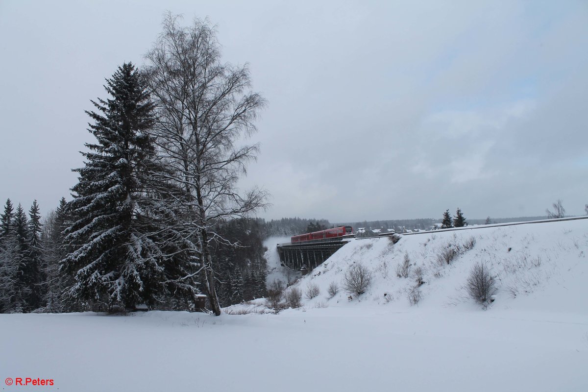 Zwei 612er ziehen bei Neusorg über das Viadukt über die Fichtelnaab als RE 3428 Hof - Nürnberg. 15.01.17