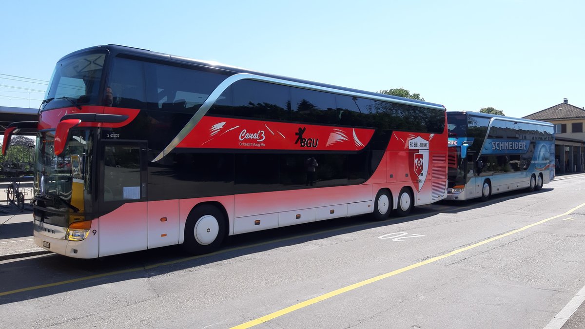 zwei Setra S 431 DT beim beim Bahnhof Grenchen Sd, im Einsatz als Bahnersatz zwischen Grenchen Sd und Solothurn Hauptbahnhof. Busbetrieb Grenchen und Umgebung BGU, SO 66578 und Schneider Reisen und Transport AG, Langendorf, SO 20660, Aufgenommen am 24. Juni 2020