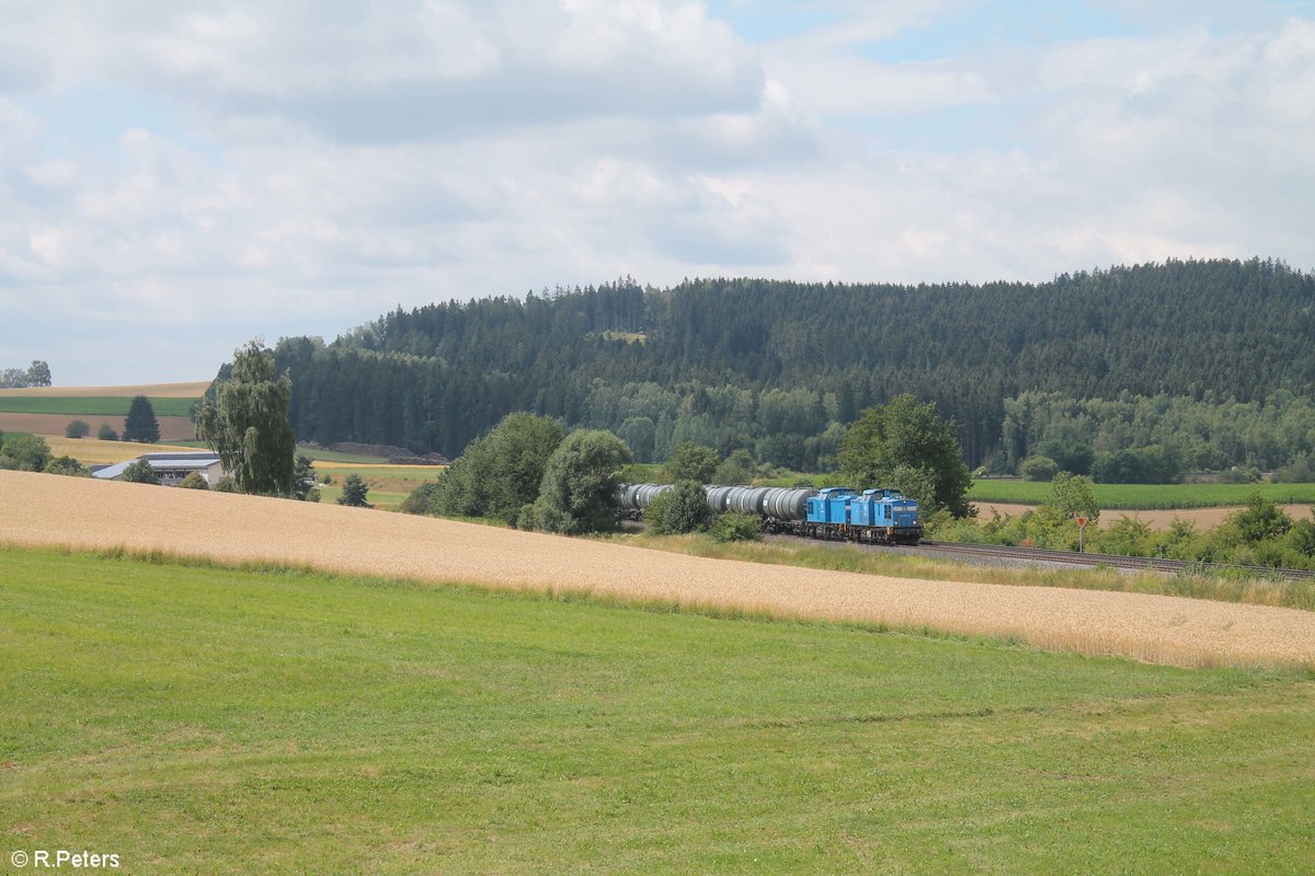 Zwei  Vogtland Zwerge  oder auch  Schlümpfe  ziehen einen Kesselzug bei Lengenfeld in Richtung Weiden in der Oberpfalz zum Tanklager Hauer. Loknummern waren 204 022-2 und 204 011-5 der PRESS. 12.07.18