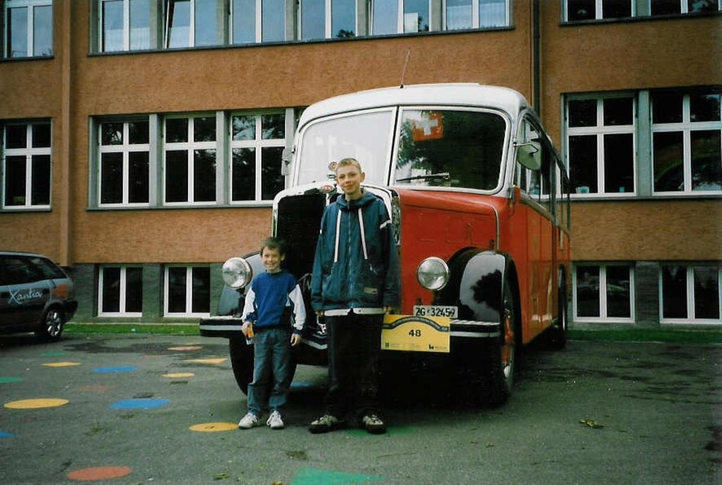 (023'305) - Aus dem Archiv: Rllin, Rotkreuz - Nr. 1/ZG 32'459 - FBW/R&J (ex AFA Adelboden Nr. 1) am 14. Juni 1998 in Uster, Schulhausplatz