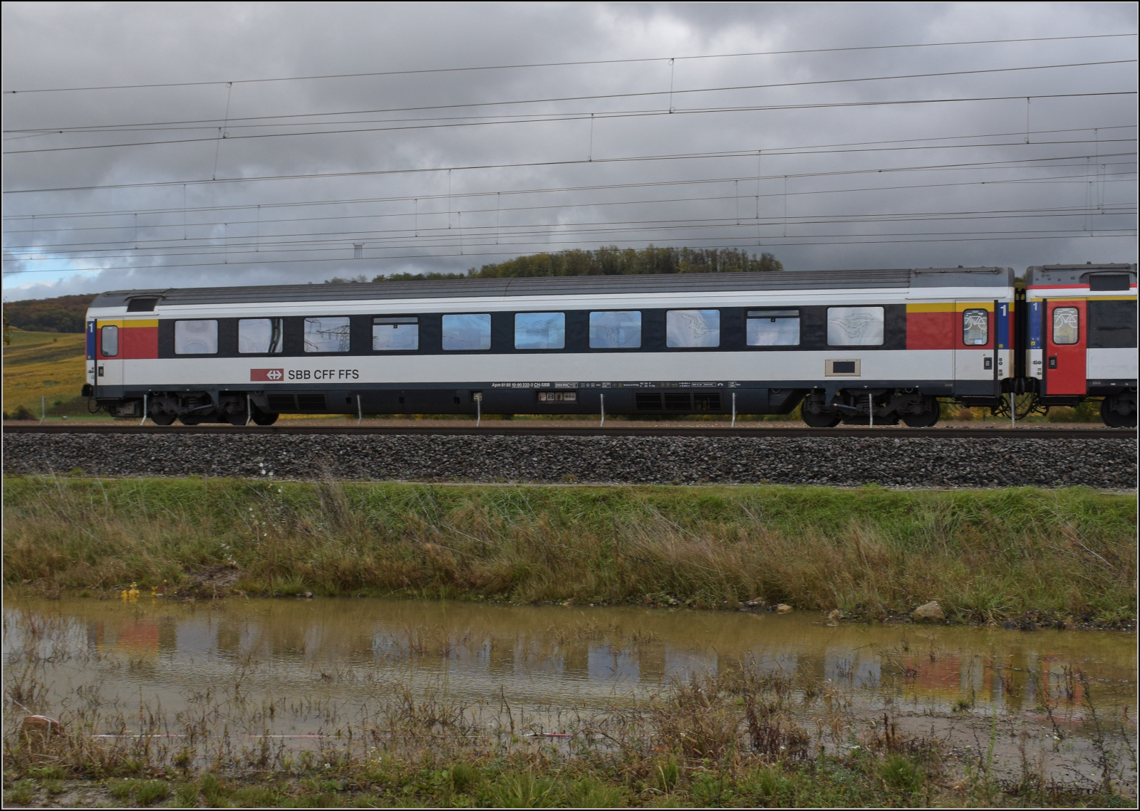 101 049 mit dem EC 9 bei Schliengen. Im Bild ist Wagen Apm 61 85 10-90 232-2. Oktober 2025.