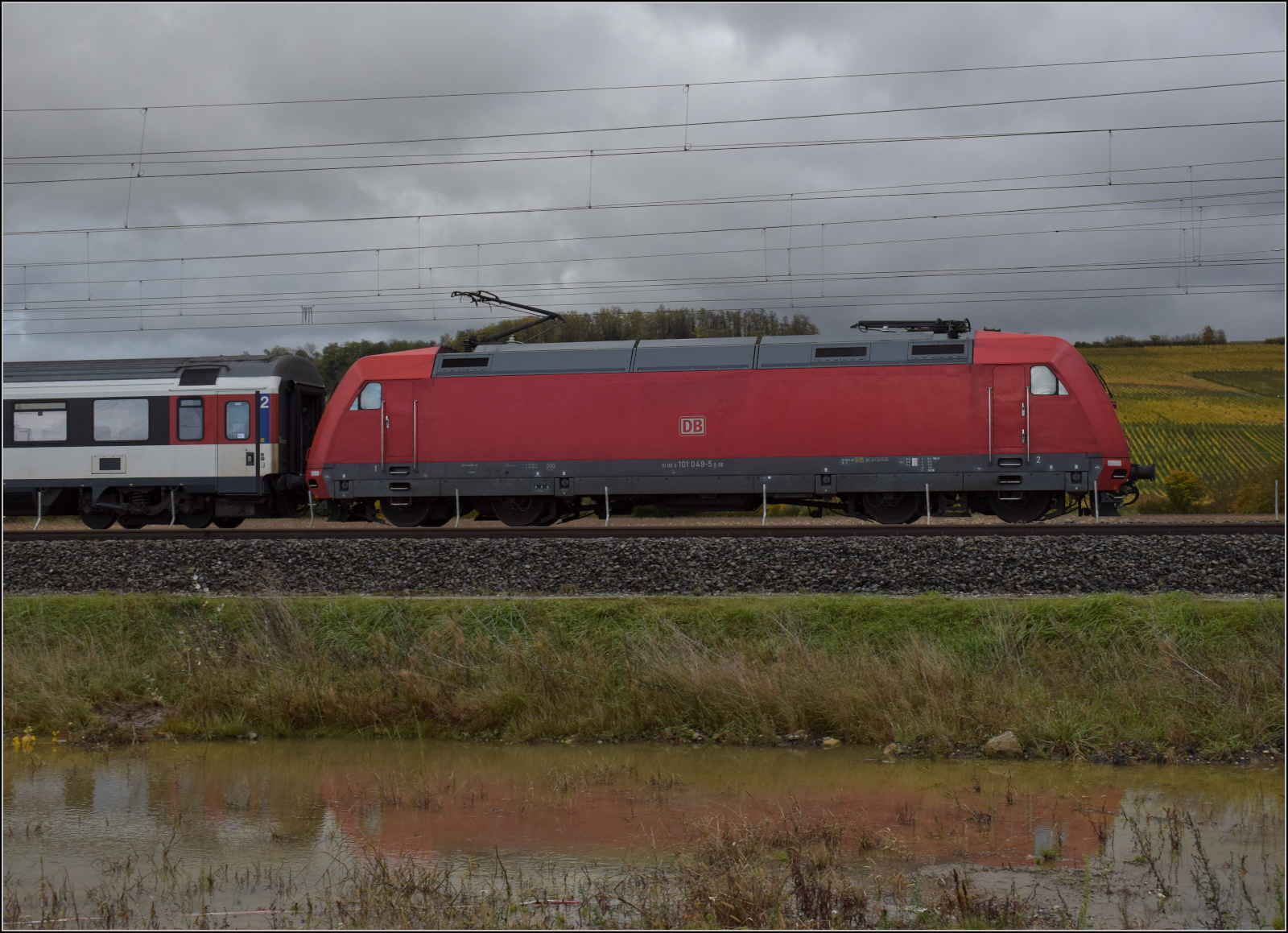 101 049 mit dem EC 9 bei Schliengen. Oktober 2025.
