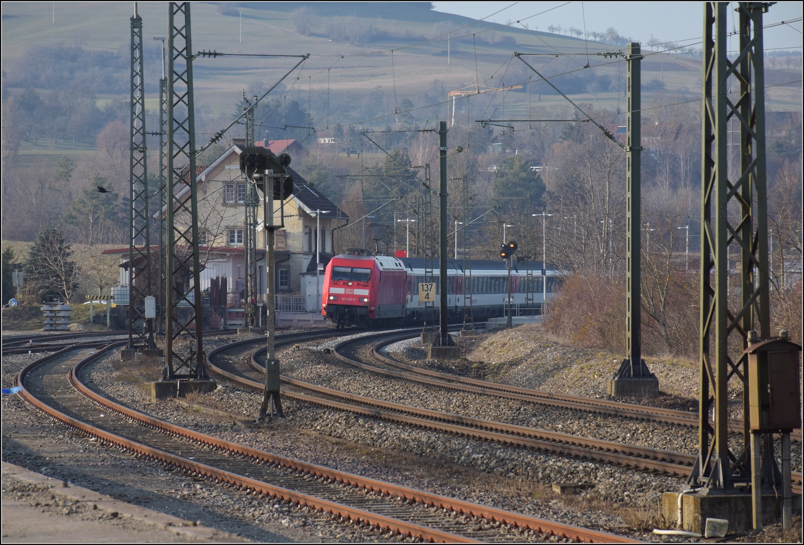 101 067 mit IC nach Zürich in Welschingen. März 2023.