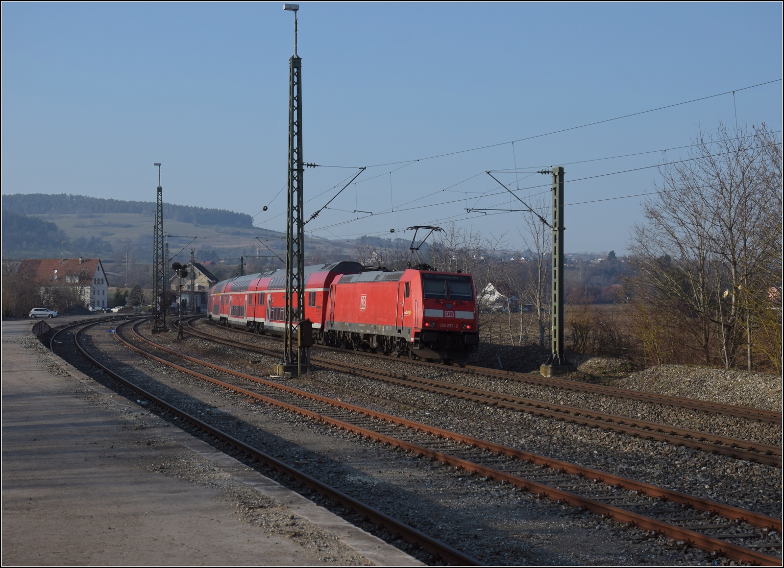 101 067 mit IC nach Zürich in Welschingen. März 2023.