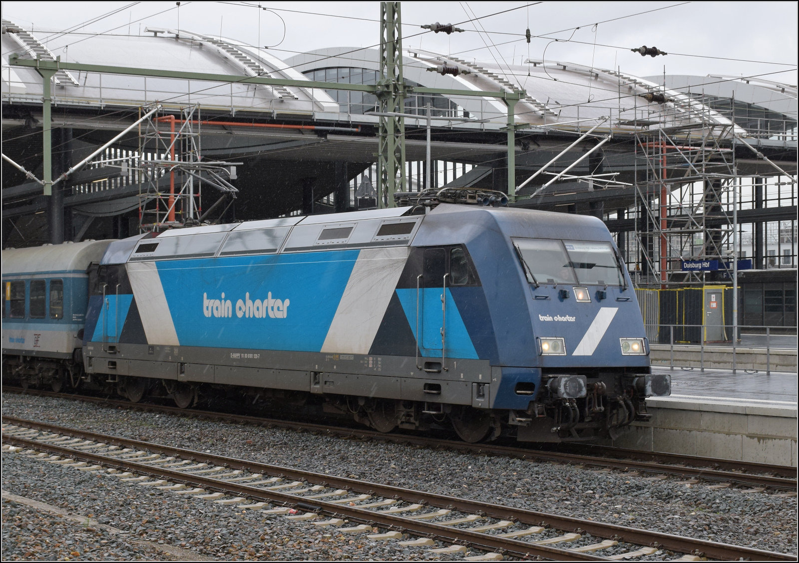 101 128 mit dem Halterkürzel HAPPY macht den Bahnfotografen happy. Dahinter noch zwei Silberlinge, was will man mehr. Fertig ist die RB 31 nach Moers. Duisburg, Februar 2026.