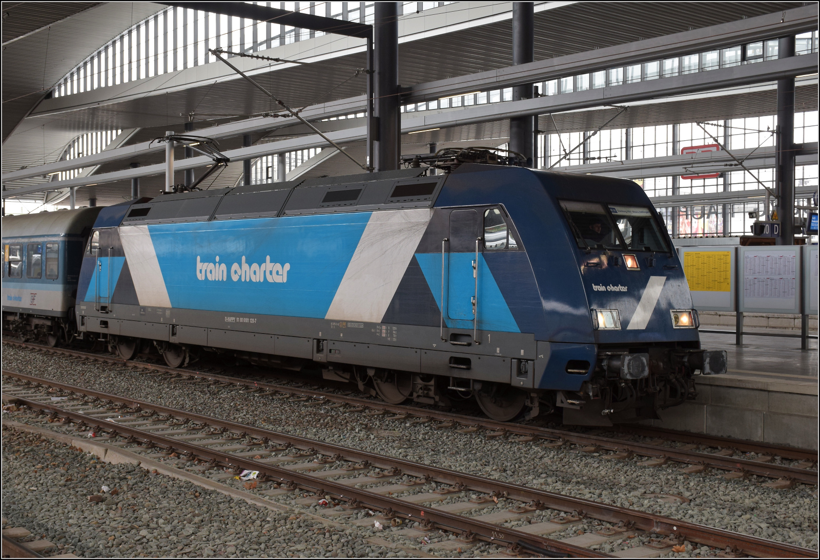 101 128 mit dem Halterkürzel HAPPY macht den Bahnfotografen happy. Dahinter noch zwei Silberlinge, was will man mehr. Fertig ist die RB 31 nach Moers. Duisburg, Februar 2026.