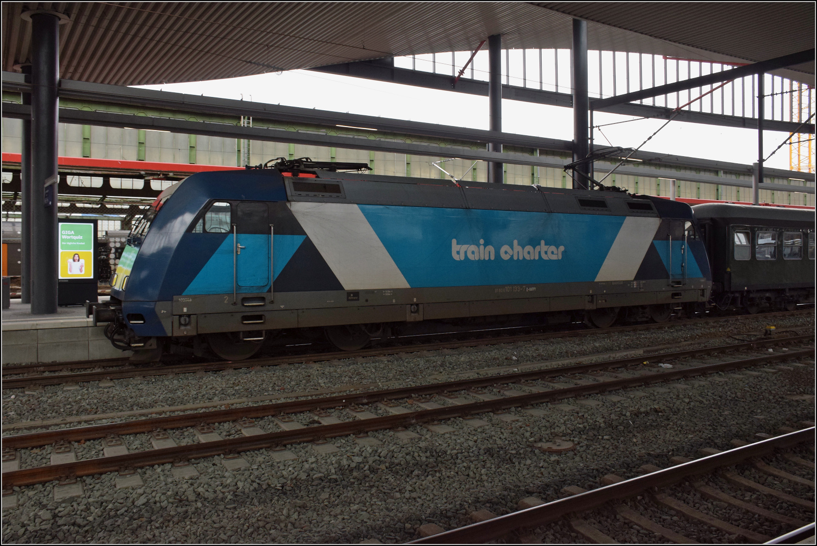 101 133 mit dem Halterkürzel HAPPY macht den Bahnfotografen happy. Dahinter noch zwei Silberlinge, was will man mehr. Fertig ist die RB 31 nach Moers. Duisburg, Februar 2026.