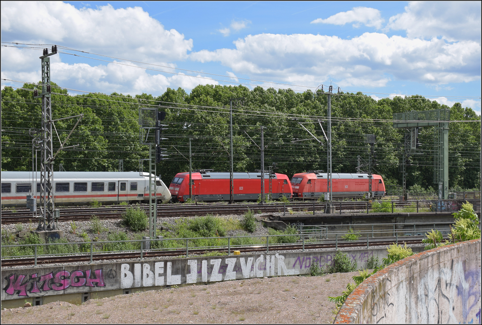 101 135 schleppt 101 132 mit ihrem IC ab in den Hbf Stuttgart. Juni 2026.