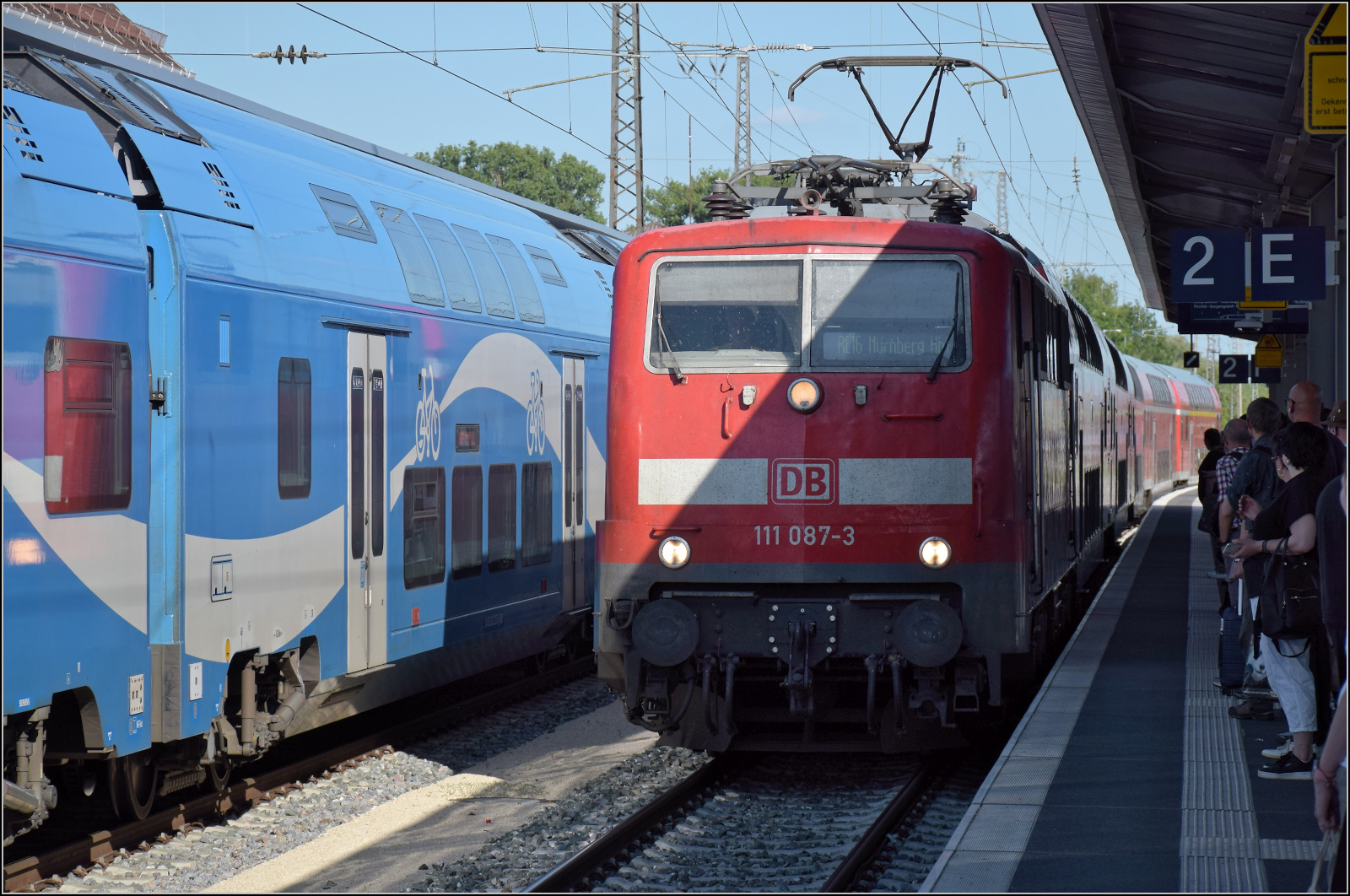 111 087 mit fünf Dostos zur Fahrt nach Nürnberg in Donauwörth. Juni 2025.