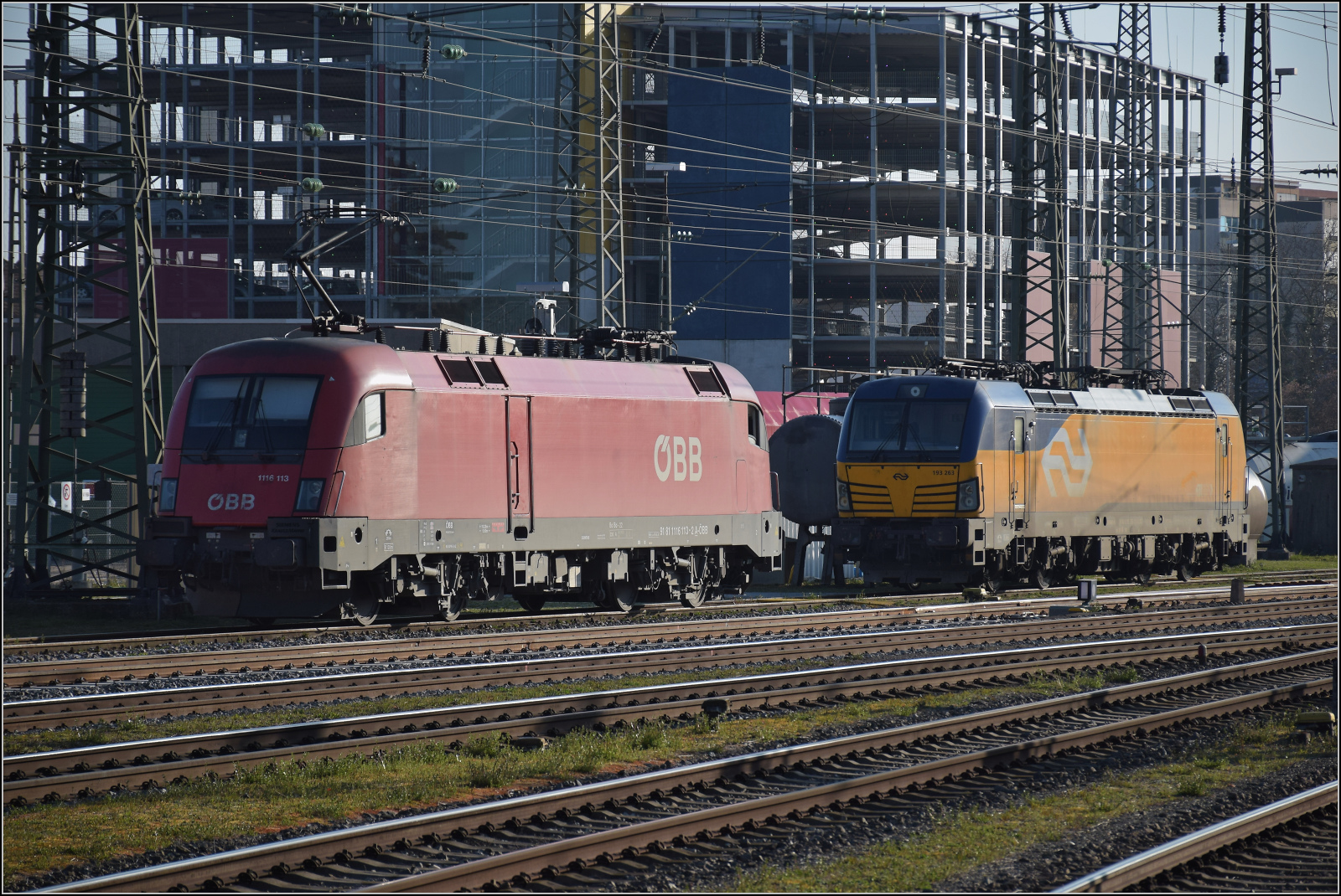 1116 113 der ÖBB und 193 263 der ELL im holländischen NS-Design in Singen. April 2026.