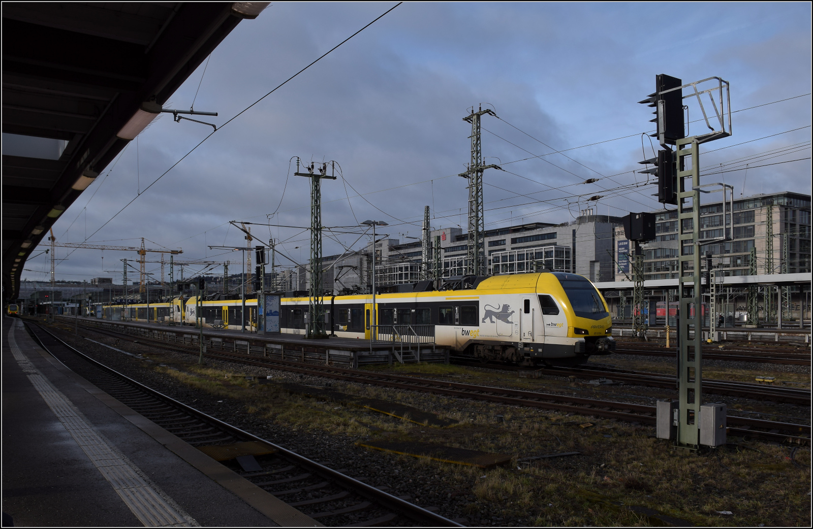 1427 023, alias ET 3.13 und ein 5-teiliger Flirt 3 von Arverio treffen in Stuttgart ein. Februar 2026.