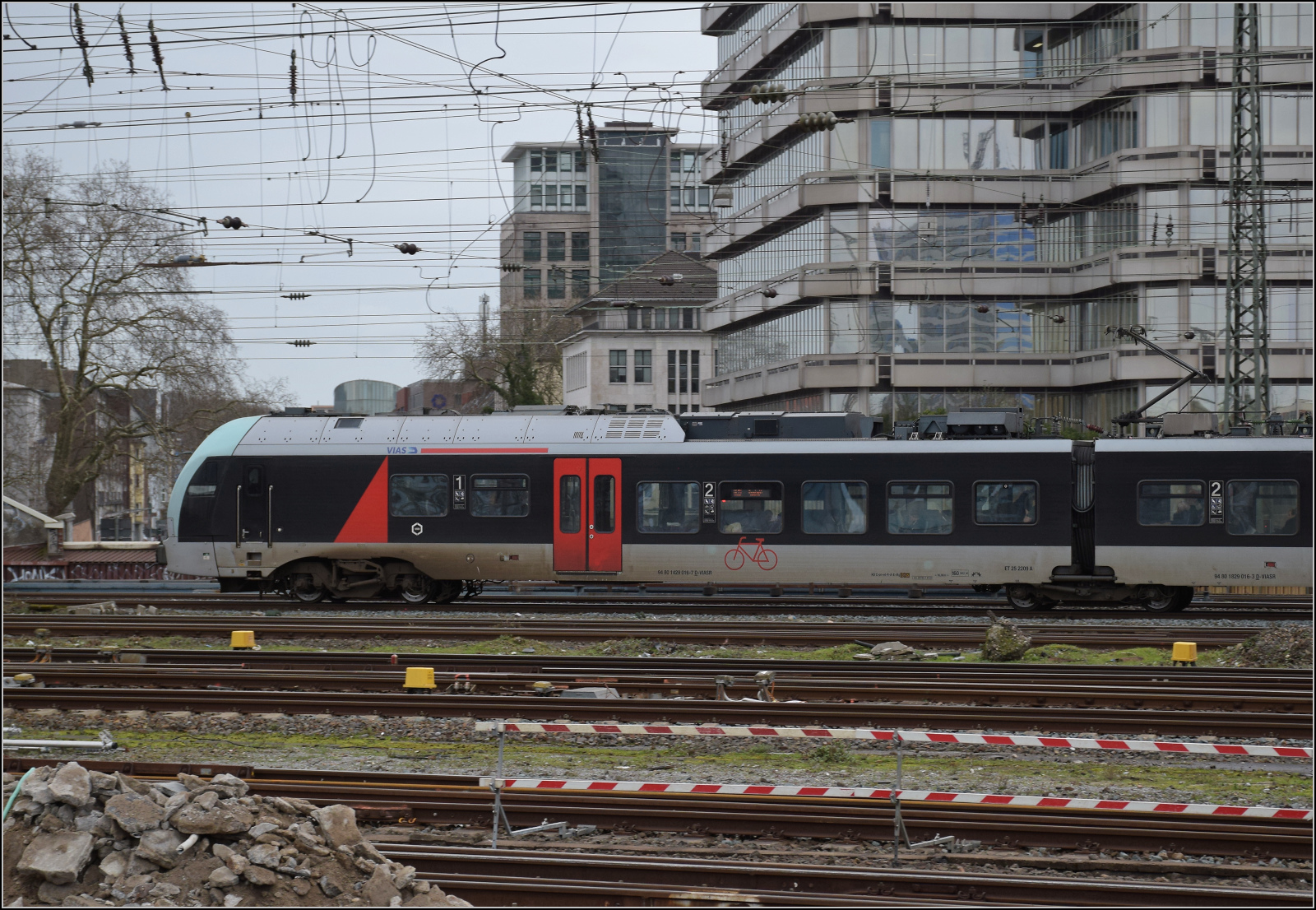 1429 016 (im Bild) und 1429 008 der Vias fahren nordw�rts aus Duisburg aus. Februar 2026.