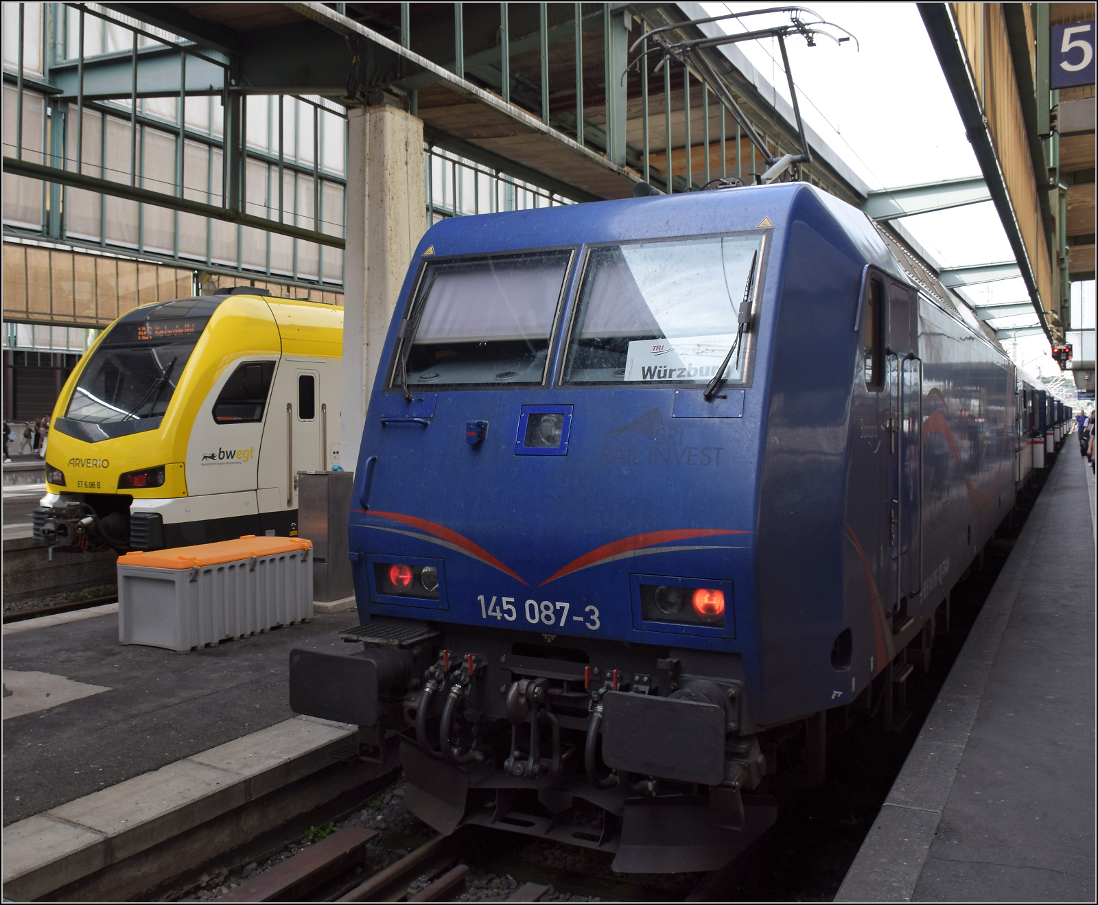 145 087 'Barbara' hat einen n-Wagenpark angehängt und macht in der Region Stuttgart Ersatzverkehr für die notorisch knappen Regelfahrzeuge. Ohne solche Notnägel wäre der Fahrzeugmagel rund um Stuttgart eklatant. Die Ausschreibungen hatten sich wohl kaum an der Wirklichkeit sondern eher am Wunschdenken von NVBW und Verkehrsministerium orientiert. Juni 2025.
